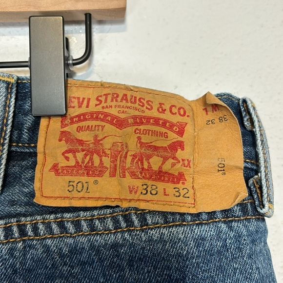 Levi's 501 Classic Straight Leg Jeans 38 X 32 Button Fly Mid Wash Unisex - Picture 6 of 8